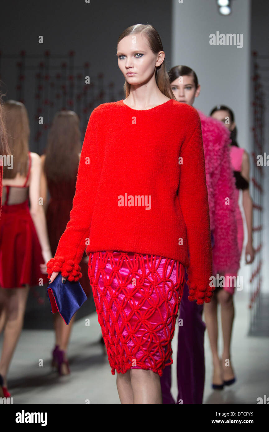 15. Februar 2014, London, England, UK. Ein Modell geht die Start-und Landebahn auf der Emilio De La Morena-Show während der London Fashion Woche AW14 im Somerset House. Bildnachweis: CatwalkFashion/Alamy Live-Nachrichten Stockfoto
