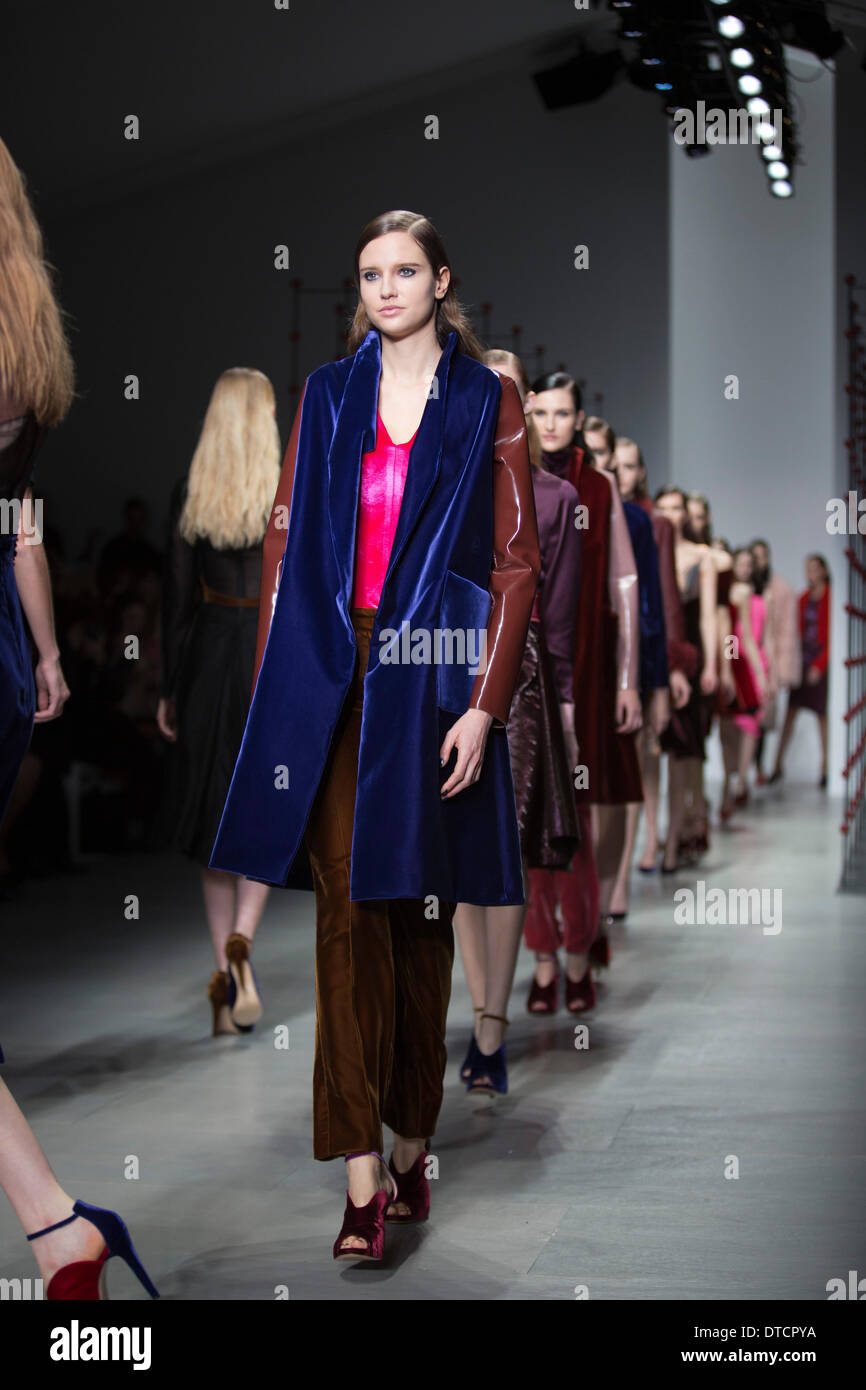 15. Februar 2014, London, England, UK. Ein Modell geht die Start-und Landebahn auf der Emilio De La Morena-Show während der London Fashion Woche AW14 im Somerset House. Bildnachweis: CatwalkFashion/Alamy Live-Nachrichten Stockfoto