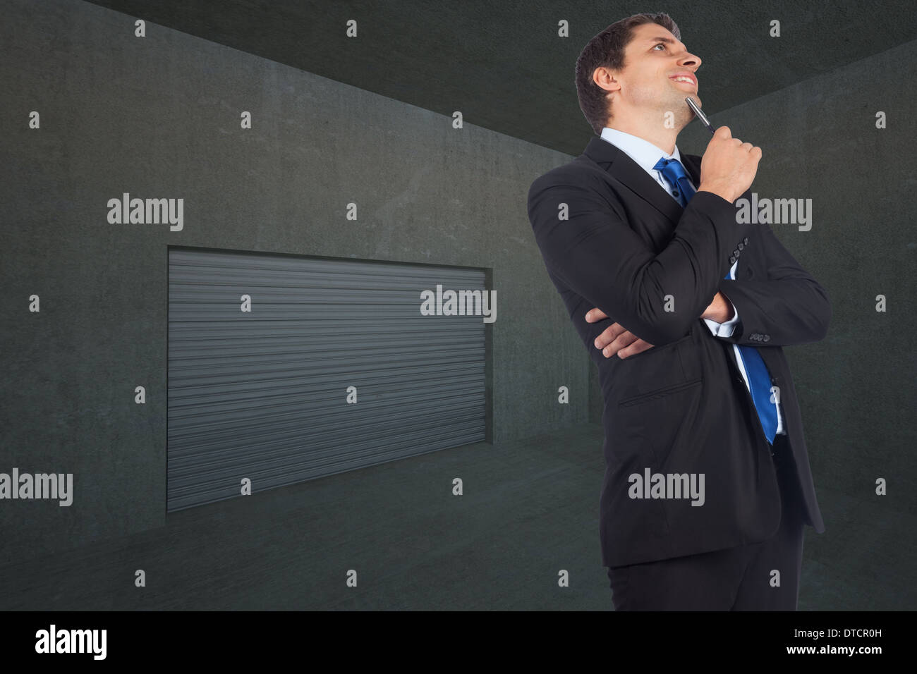 Zusammengesetztes Bild des Denkens Geschäftsmann hält Stift Stockfoto