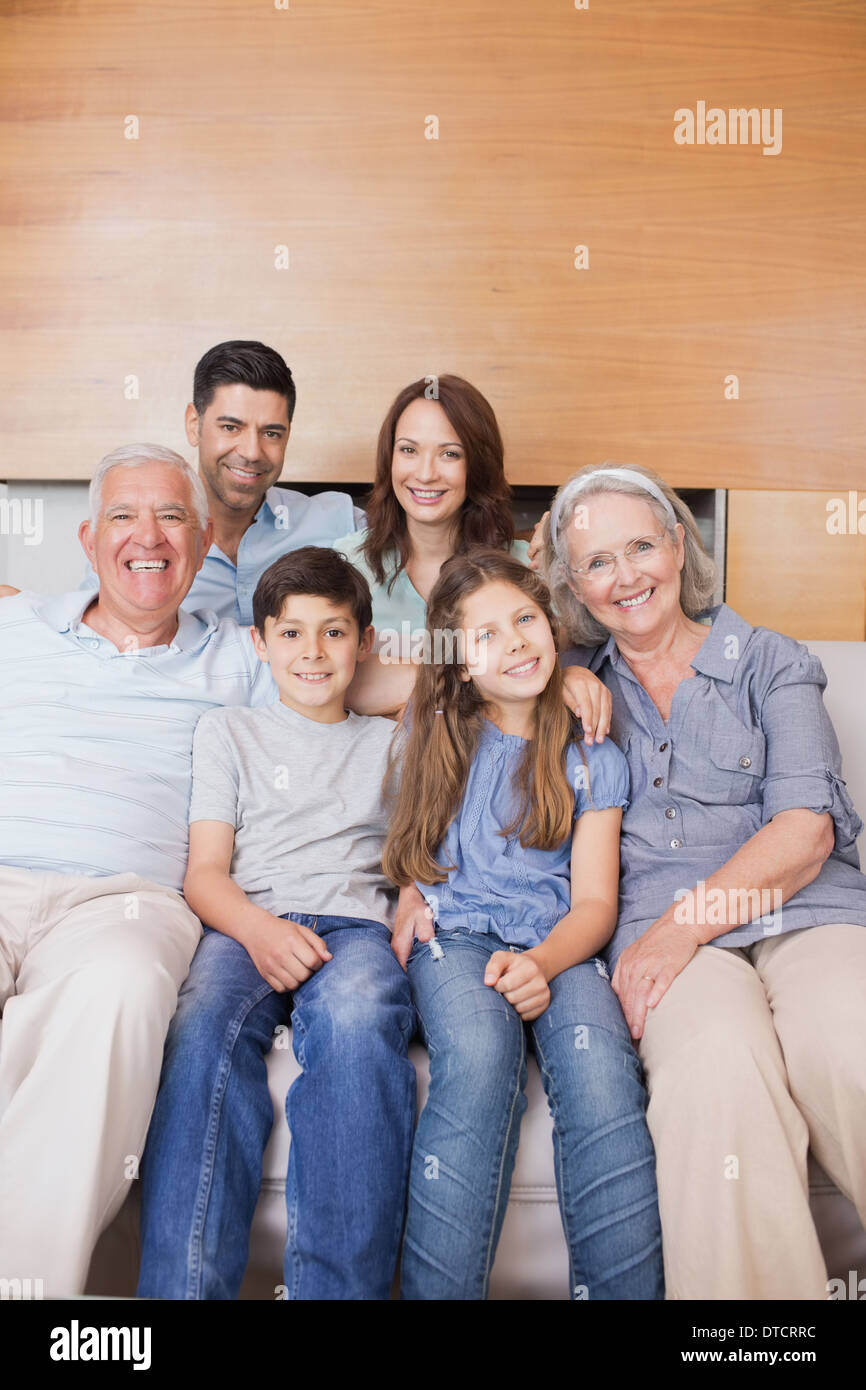 Großfamilie auf Sofa im Wohnzimmer Stockfoto