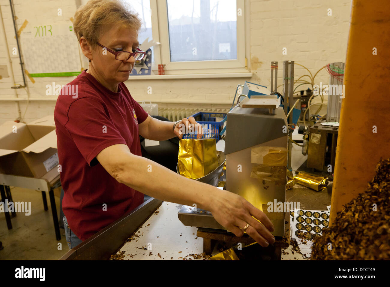 Berlin, Deutschland, Herstellung von Tabak in der Planta Tabak-Manufaktur Stockfoto