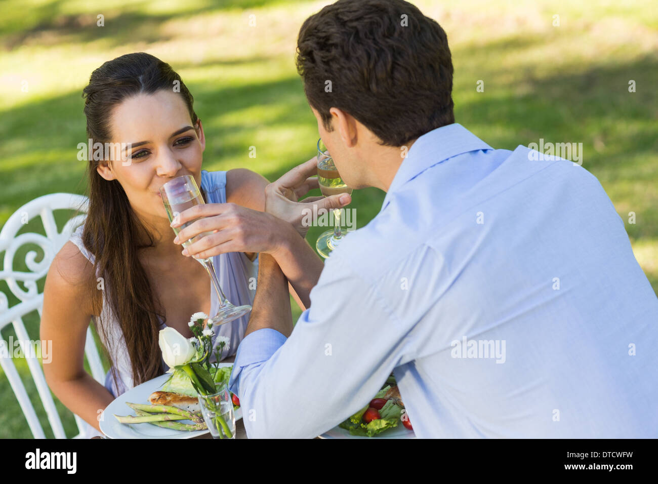 Paar, trinken Champagner am Café im freien Stockfoto