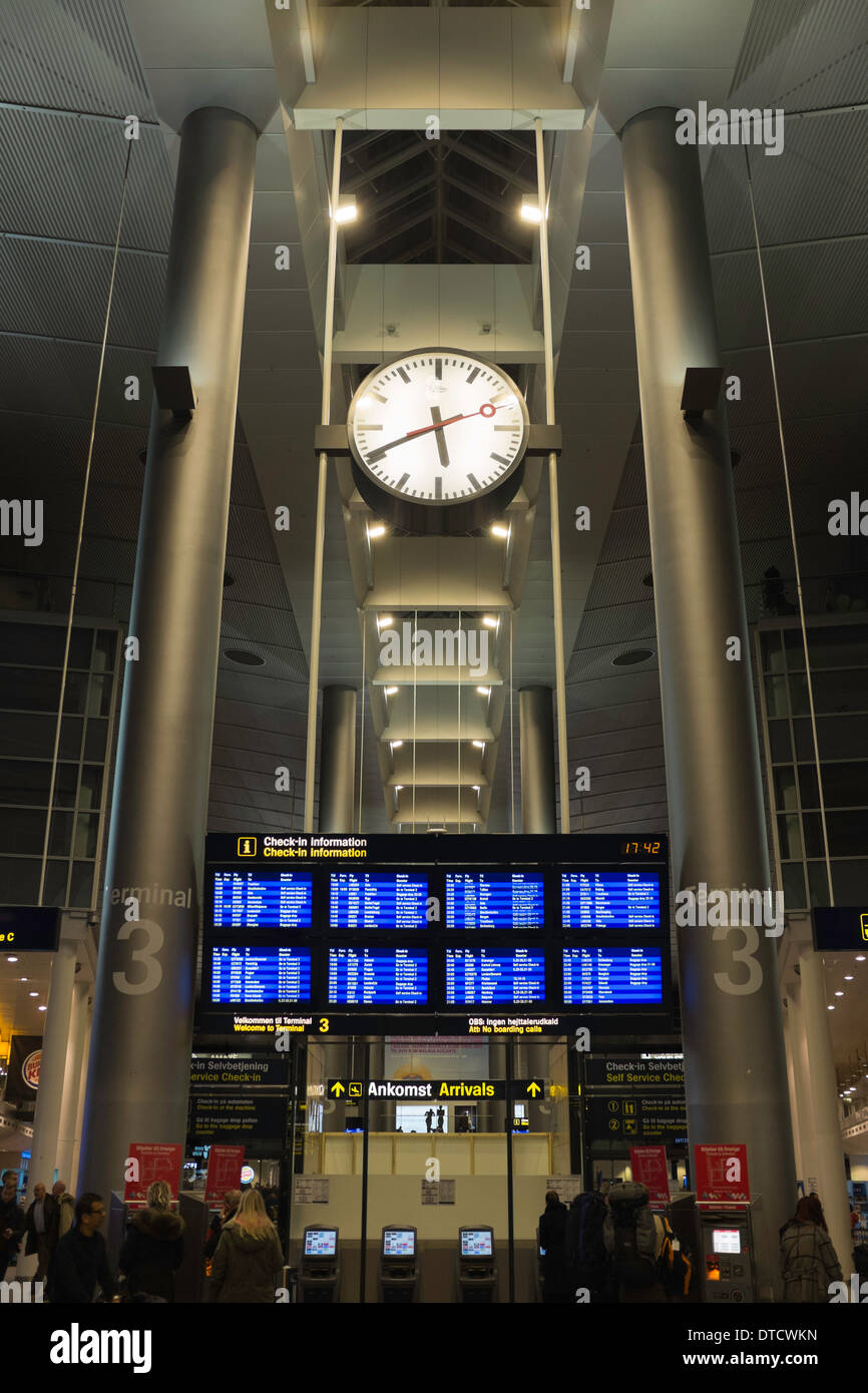 Uhr und Reiseinformationen in Kopenhagen Flughafen, København, Dänemark. Stockfoto
