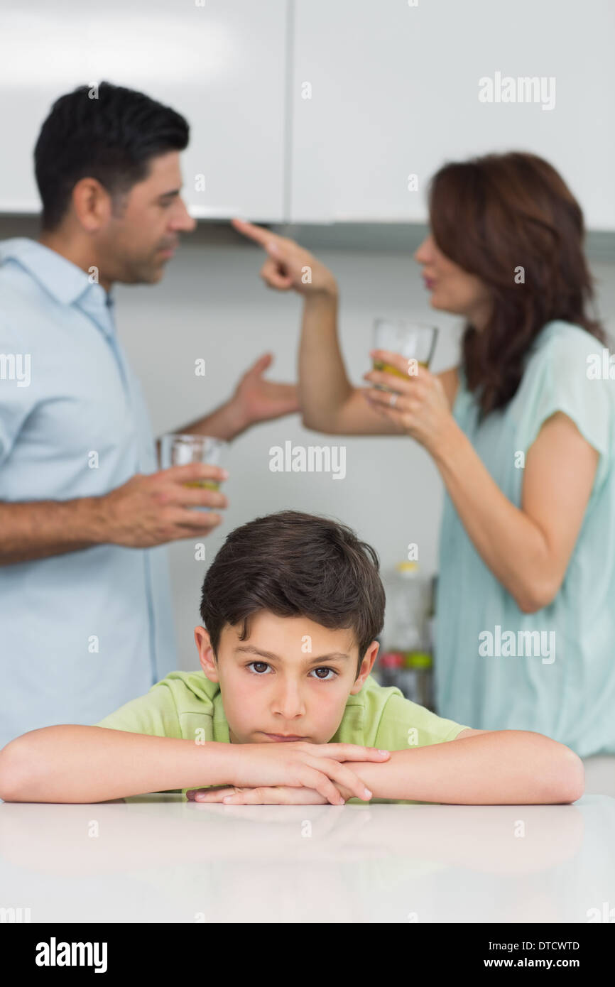 Porträt eines traurigen Sohnes während die Eltern streiten Stockfoto