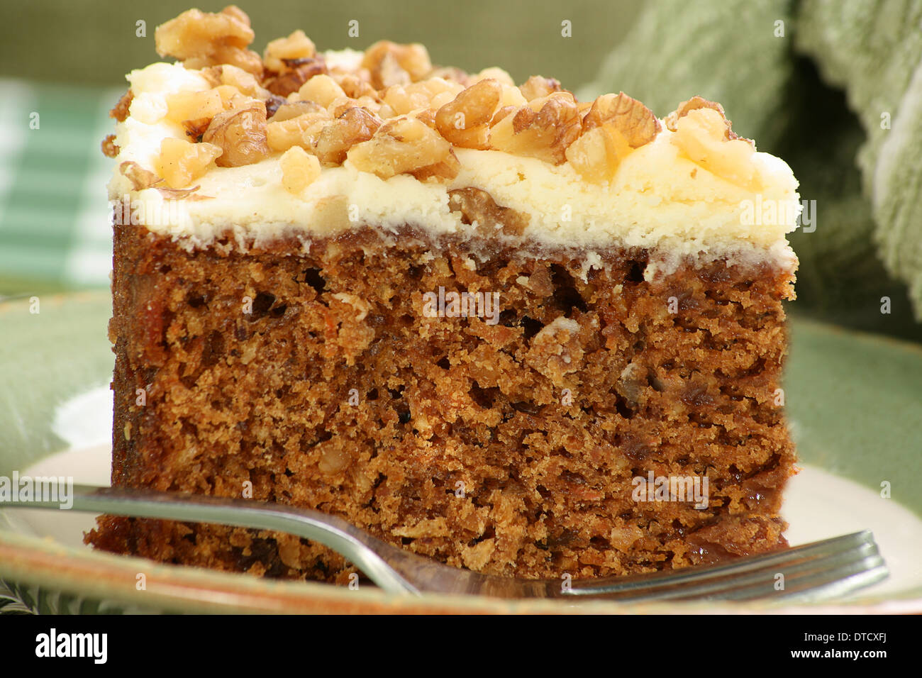 hausgemachte Karotte Kuchen mit Buttercreme Zuckerguss Stockfoto