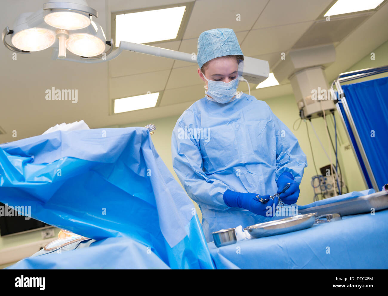 Krankenschwester in einem Krankenhaus-OP-Saal Stockfoto