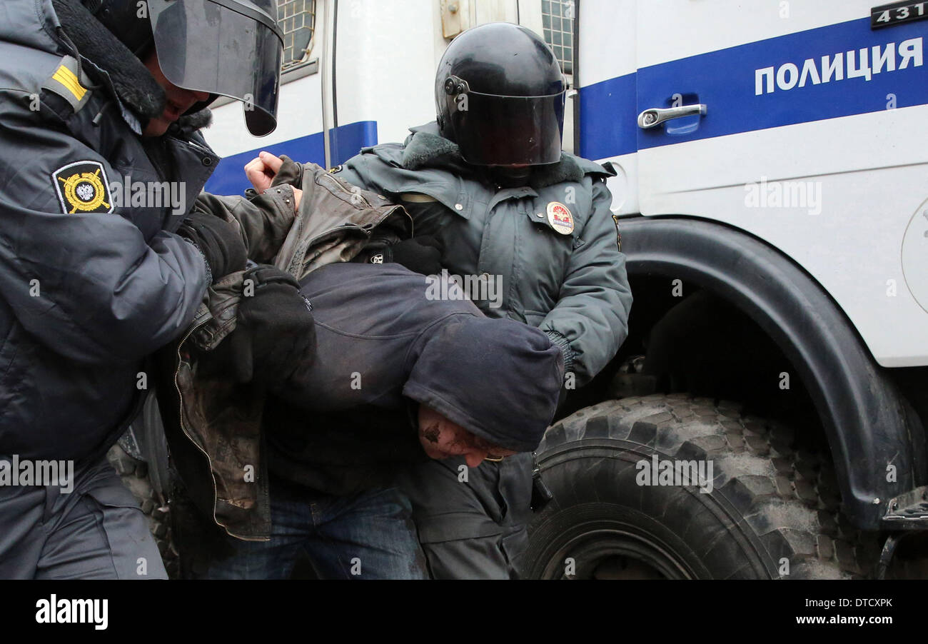 St. Petersburg, Russland. 15. Februar 2014. 15. Februar 2014 - St Petersburg, Russland '' "unkoordinierte Marsch für die Revision der Ergebnisse der Privatisierung verteilt. Polizisten festgenommen etwa 20 Teilnehmer der unkoordinierten März '' andere Russland '' für die Revision der Ergebnisse der Privatisierung in Mezhdunarodnaya Metro-Station In St. Petersburg. Bildnachweis: Andrey Pronin/ZUMAPRESS.com/Alamy Live-Nachrichten Stockfoto