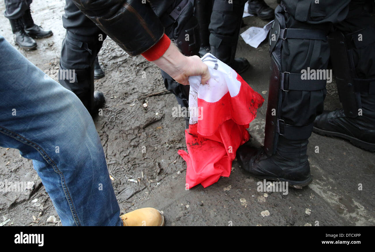 St. Petersburg, Russland. 15. Februar 2014. 15. Februar 2014 - St Petersburg, Russland '' "unkoordinierte Marsch für die Revision der Ergebnisse der Privatisierung verteilt. Polizisten festgenommen etwa 20 Teilnehmer der unkoordinierten März '' andere Russland '' für die Revision der Ergebnisse der Privatisierung in Mezhdunarodnaya Metro-Station In St. Petersburg. Bildnachweis: Andrey Pronin/ZUMAPRESS.com/Alamy Live-Nachrichten Stockfoto