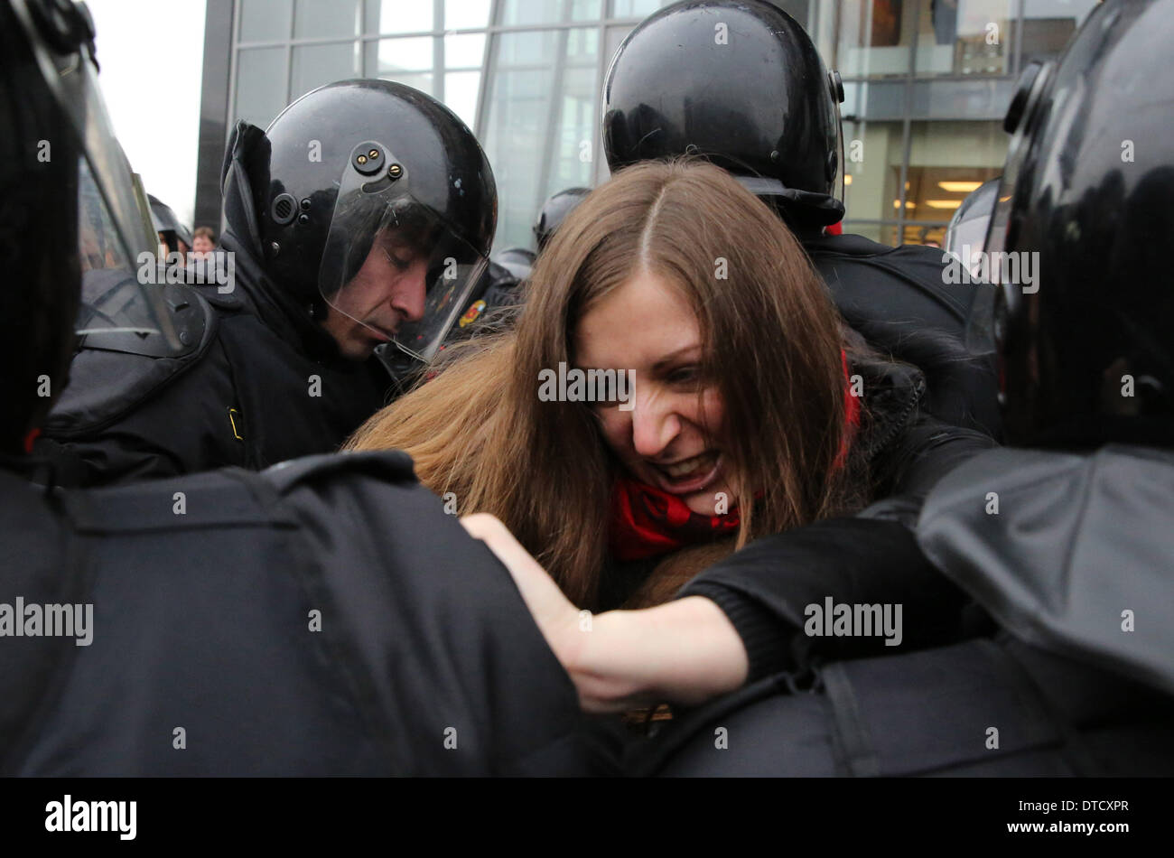 St. Petersburg, Russland. 15. Februar 2014. 15. Februar 2014 - St Petersburg, Russland '' "unkoordinierte Marsch für die Revision der Ergebnisse der Privatisierung verteilt. Polizisten festgenommen etwa 20 Teilnehmer der unkoordinierten März '' andere Russland '' für die Revision der Ergebnisse der Privatisierung in Mezhdunarodnaya Metro-Station In St. Petersburg. Bildnachweis: Andrey Pronin/ZUMAPRESS.com/Alamy Live-Nachrichten Stockfoto