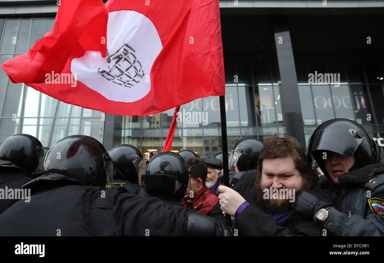 St. Petersburg, Russland. 15. Februar 2014. 15. Februar 2014 - St Petersburg, Russland '' "unkoordinierte Marsch für die Revision der Ergebnisse der Privatisierung verteilt. Polizisten festgenommen etwa 20 Teilnehmer der unkoordinierten März '' andere Russland '' für die Revision der Ergebnisse der Privatisierung in Mezhdunarodnaya Metro-Station In St. Petersburg. Bildnachweis: Andrey Pronin/ZUMAPRESS.com/Alamy Live-Nachrichten Stockfoto