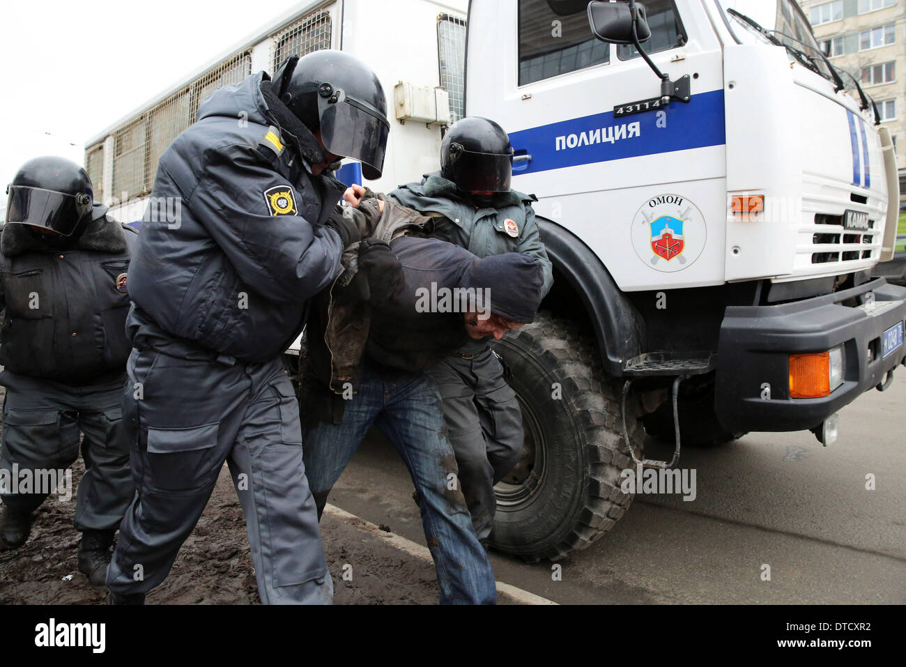 St. Petersburg, Russland. 15. Februar 2014. 15. Februar 2014 - St Petersburg, Russland '' "unkoordinierte Marsch für die Revision der Ergebnisse der Privatisierung verteilt. Polizisten festgenommen etwa 20 Teilnehmer der unkoordinierten März '' andere Russland '' für die Revision der Ergebnisse der Privatisierung in Mezhdunarodnaya Metro-Station In St. Petersburg. Bildnachweis: Andrey Pronin/ZUMAPRESS.com/Alamy Live-Nachrichten Stockfoto