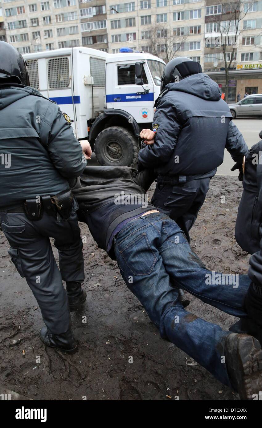 St. Petersburg, Russland. 15. Februar 2014. 15. Februar 2014 - St Petersburg, Russland-‰Û "unkoordinierte Marsch für die Revision der Ergebnisse der Privatisierung verteilt. Polizisten festgenommen etwa 20 Teilnehmer der unkoordinierten März '' andere Russland '' für die Revision der Ergebnisse der Privatisierung in Mezhdunarodnaya Metro-Station In St. Petersburg. Bildnachweis: Andrey Pronin/ZUMAPRESS.com/Alamy Live-Nachrichten Stockfoto