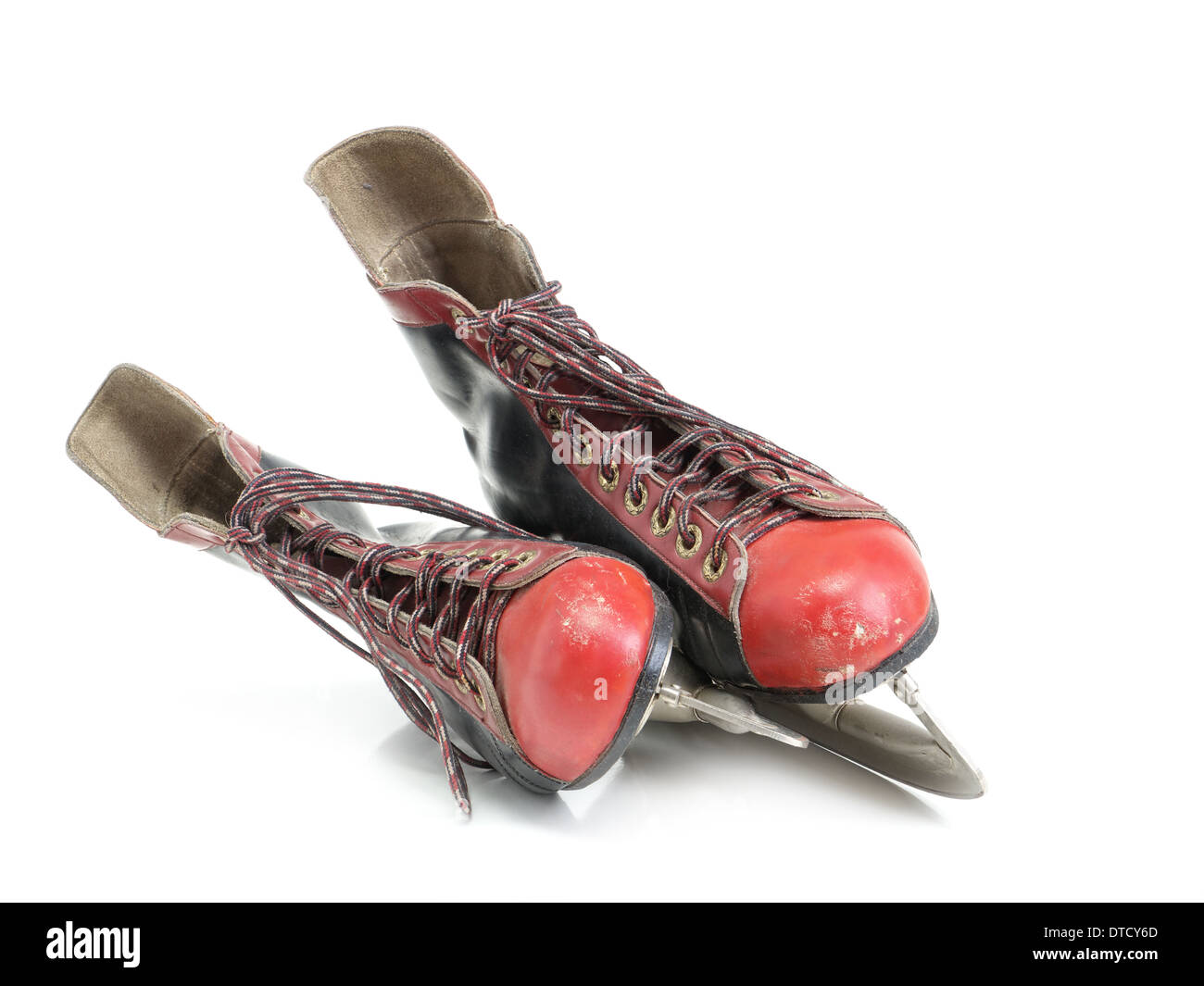 Alte schwarze und rote Hockey skates Schuss auf weißem Hintergrund Stockfoto