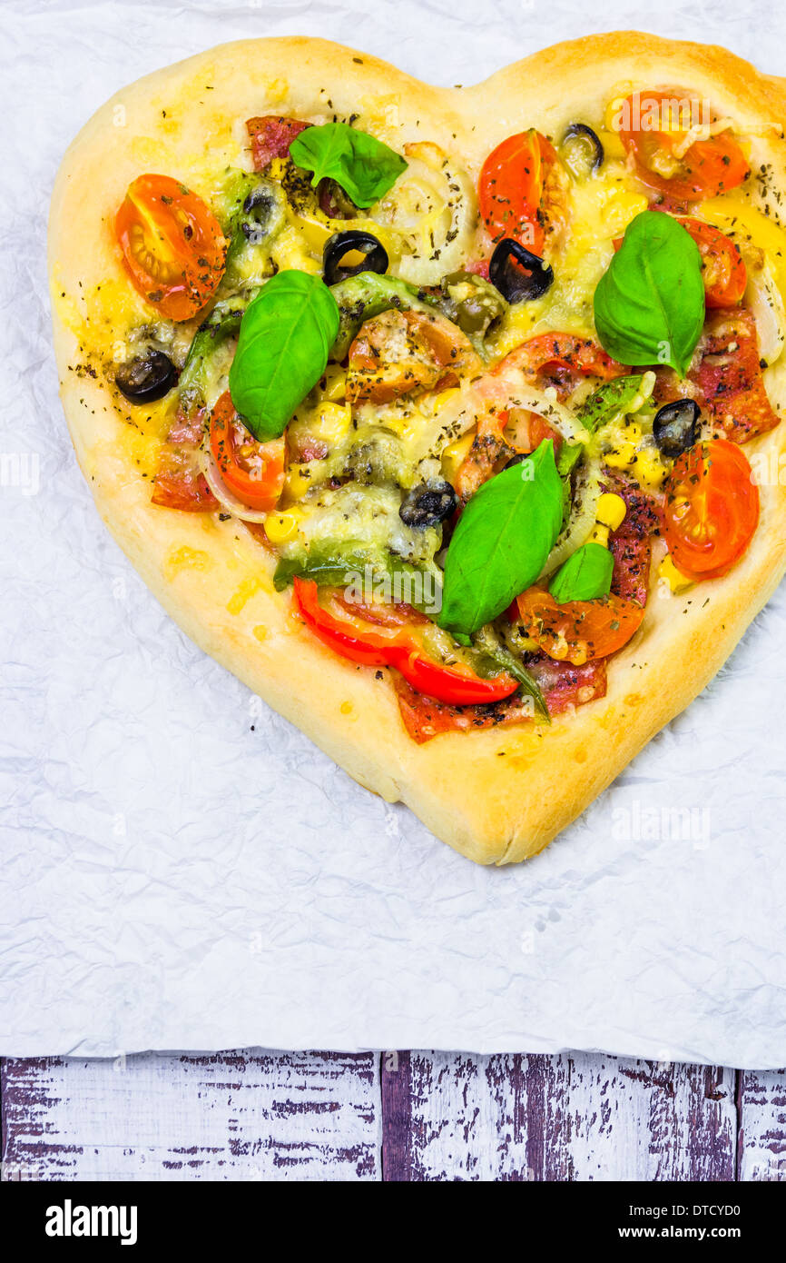 Leckere Pizza mit Käse, Fleisch und Oliven Stockfoto