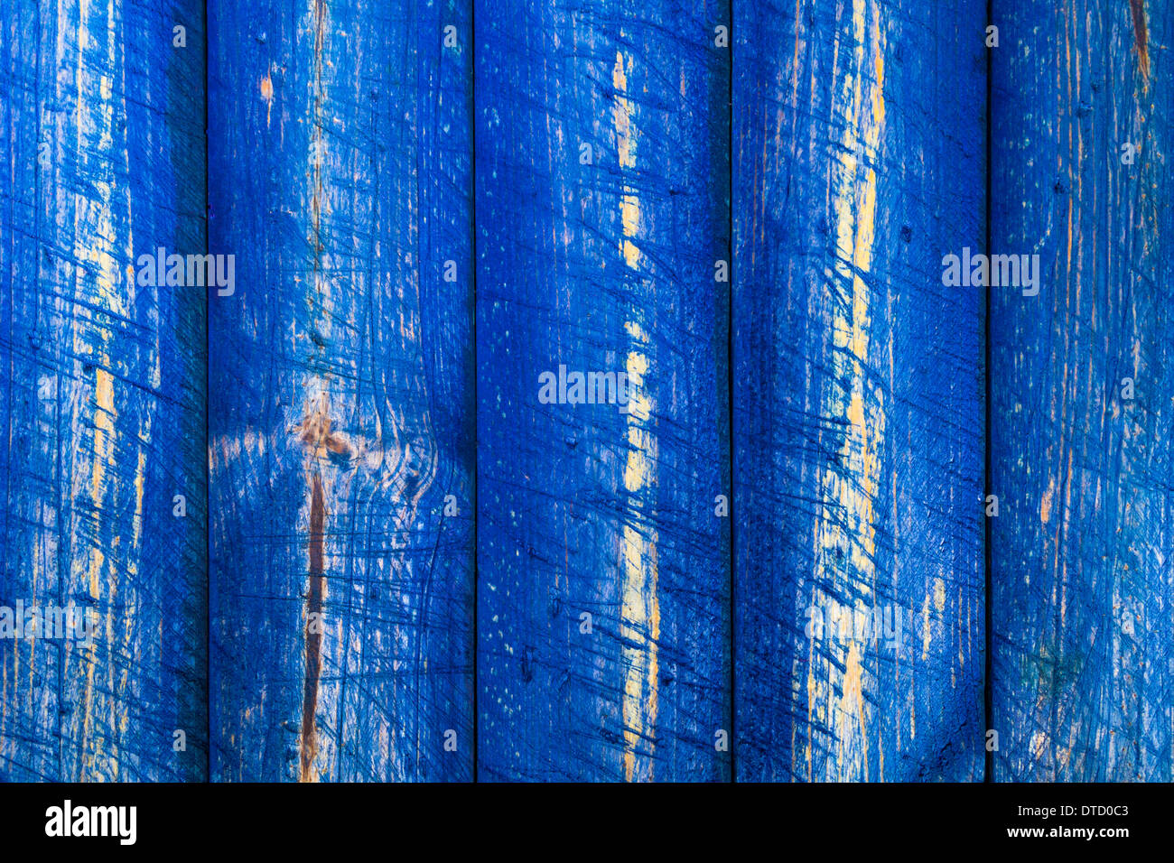 Die Wand des hölzernen Planken in blau lackiert Stockfoto