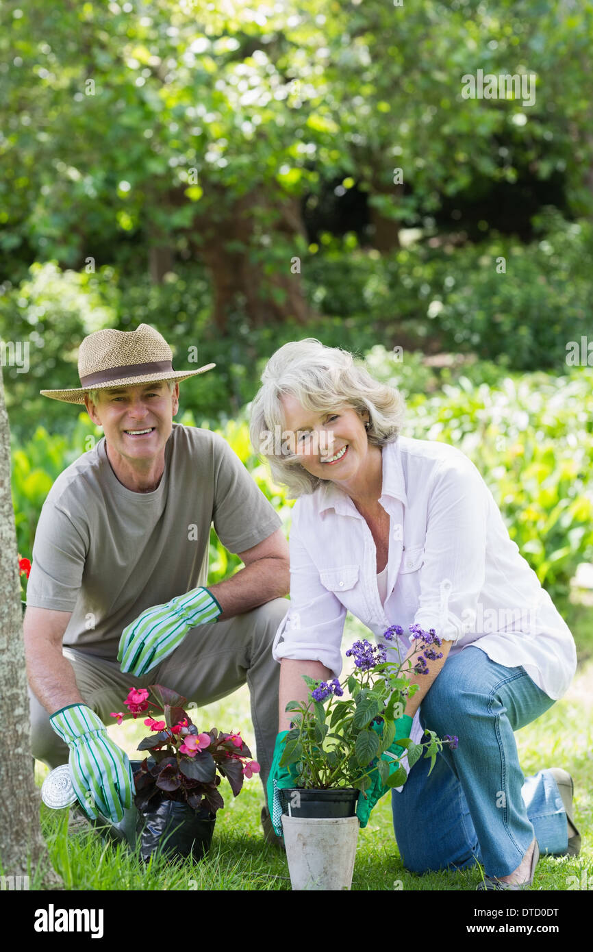 Lächelnde paar engagiert bei der Gartenarbeit Stockfoto