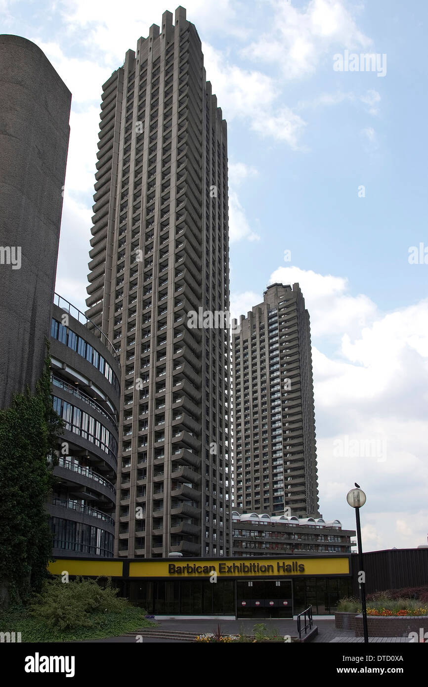 Zwei der drei Wohntürme auf dem Barbican Estate in London, England. Stockfoto