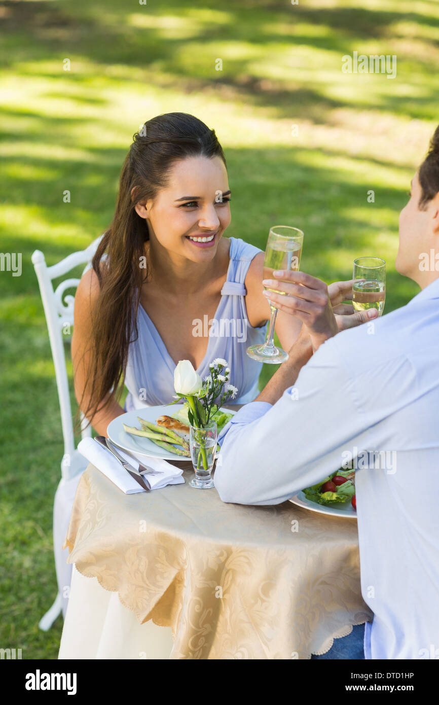 Paar, trinken Champagner am Café im freien Stockfoto