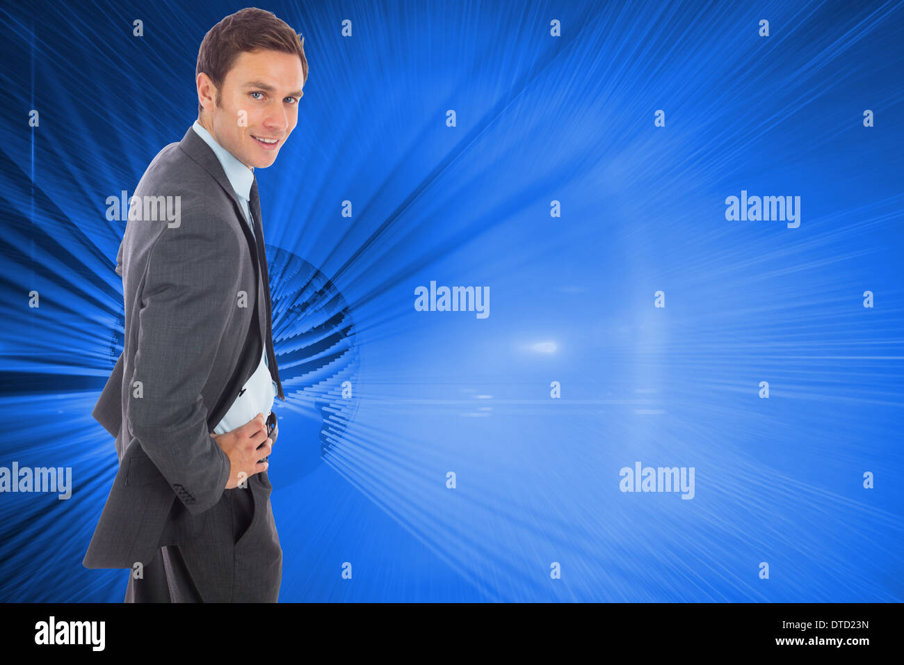 Zusammengesetztes Bild von fröhlich Geschäftsmann stehend mit Händen auf den Hüften Stockfoto