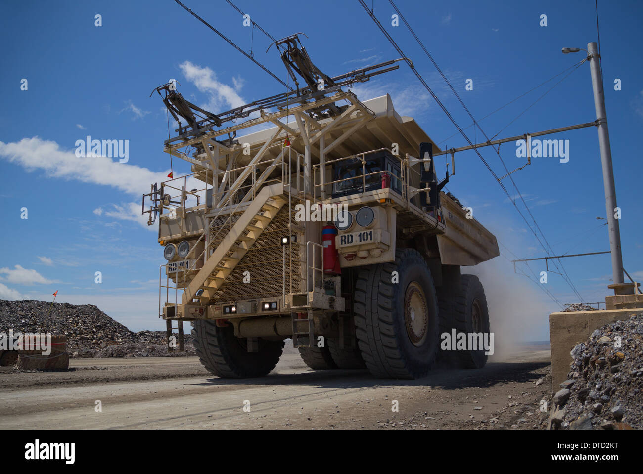 Große weiße Hitatchi-Hybrid-Diesel / Elektro Bergbau LKW Hols Abwasser in ein Weltklasse afrikanischen Kupfer mine. Stockfoto