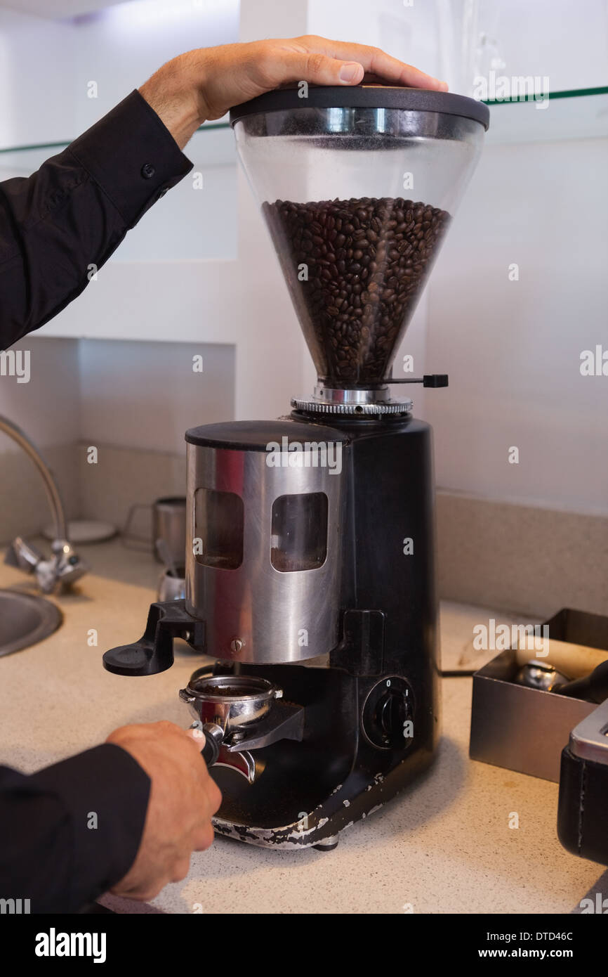 Barista Kaffeebohnen mahlen Stockfoto