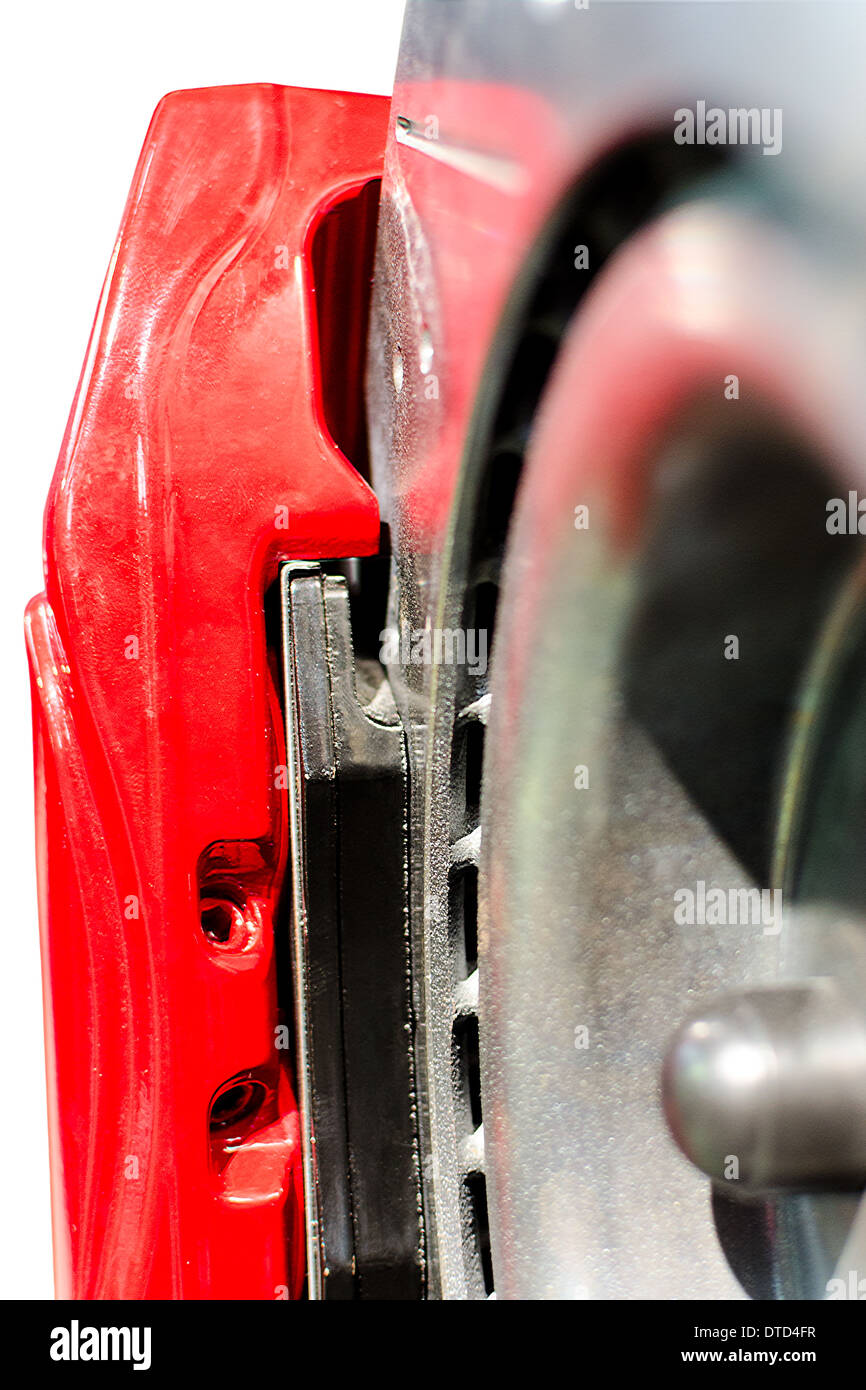 Closeup-Pads auf Auto Scheibenbremse in rote Bremssattel isoliert Stockfoto