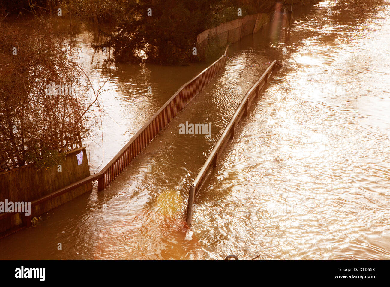 Überfluteten Fußgängerbrücke über die Themse, Lens Flare Instagram-Effekt. Stockfoto