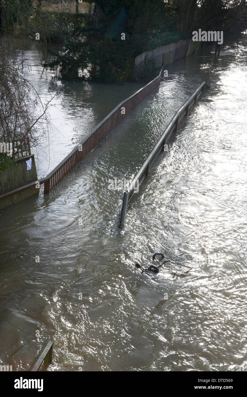 Überfluteten Fußgängerbrücke über die Themse. Stockfoto
