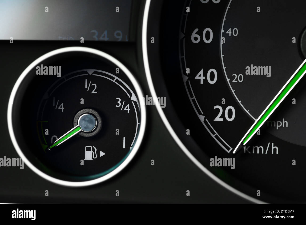 Nahaufnahme Der Eine Tankanzeige Und Einen Tacho Im Auto Stockfotografie Alamy