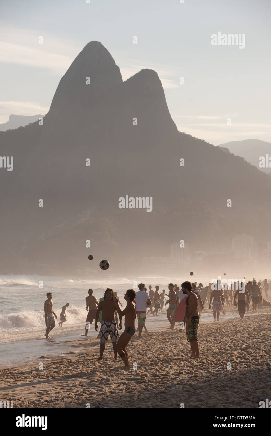 Rio De Janeiro, Brasilien. Fußbälle in der Luft am Strand von Leblon mit Dois Irmãos Berg hinter. Stockfoto