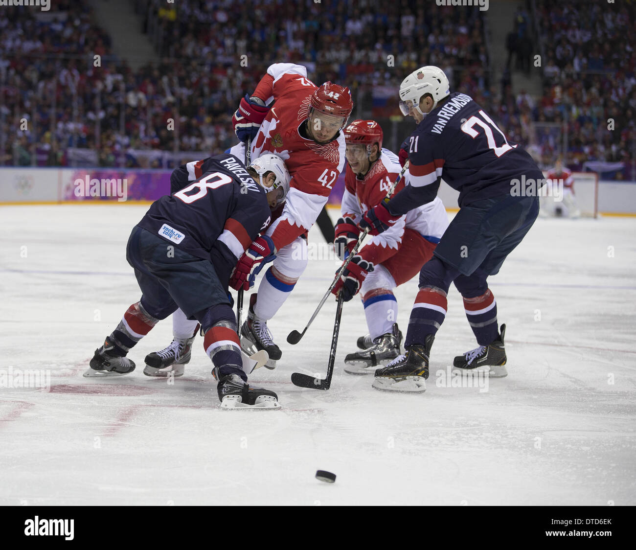Sotschi, Russland. 15. Februar 2014. 2014 Winter Olympics - Sotschi, Russia.Hockey USA Vs Russland - Men.USA Hockey's JOE PAVELSKI (#8). USA Hockey JAMES VAN RIEMSDYK Credit: Jeff Cable/ZUMAPRESS.com/Alamy Live-Nachrichten Stockfoto