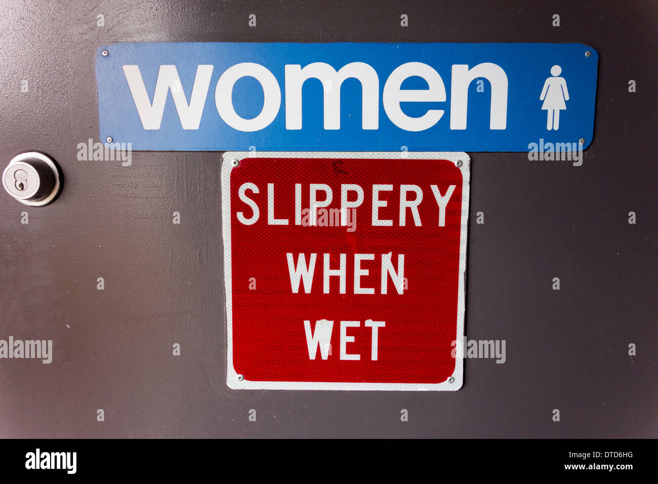 Frauen rutschig bei Nässe Zeichen, öffentliche Toiletten, rest Stop, Snoqualmie, Washington State, USA Stockfoto