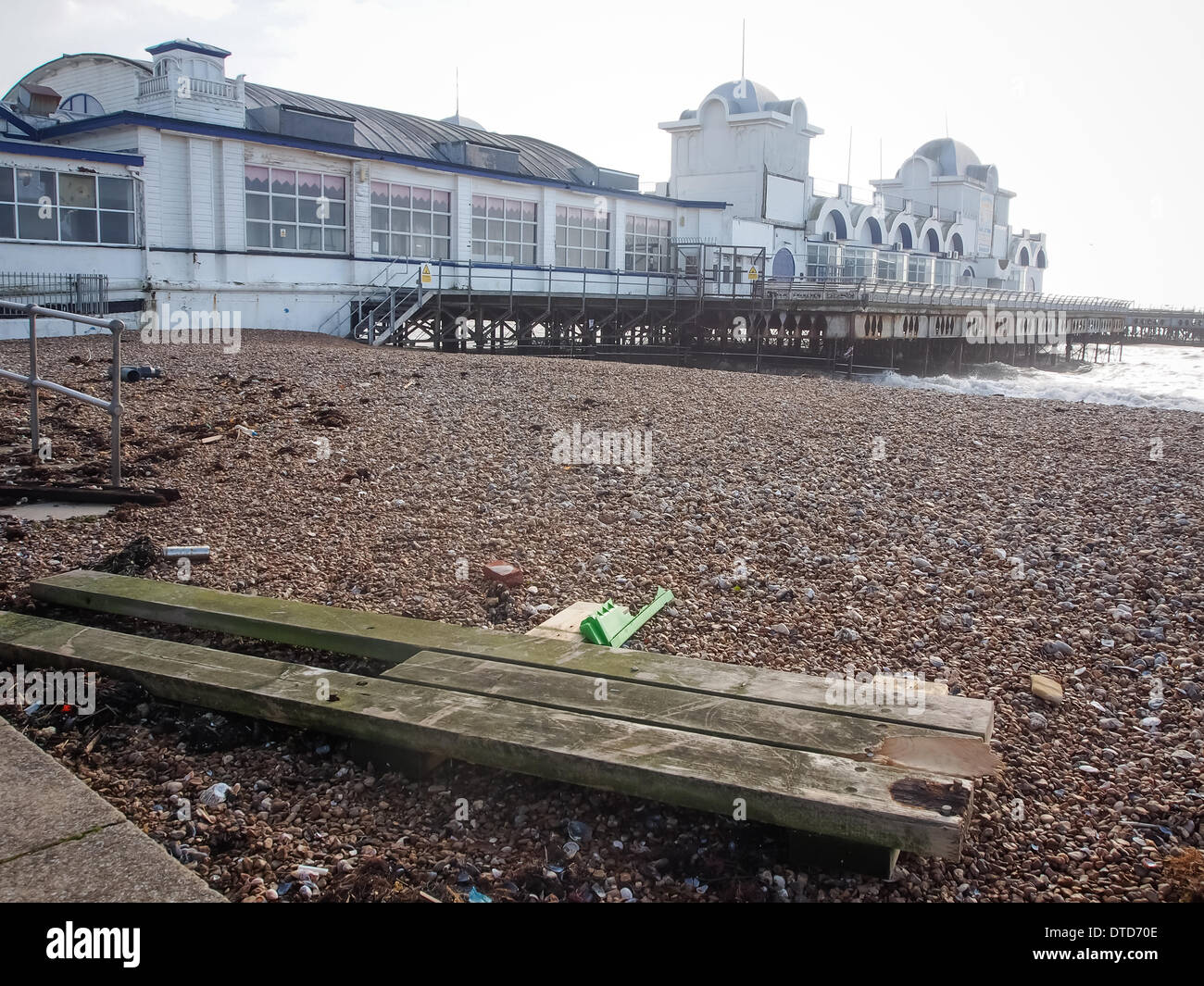 Portsmouth, Hampshire, England 15. Februar 2014 Holz vom beschädigte South Parade Pier liegt am Strand entlang nach starkem Wind und starke Gezeiten zerschlagen des Piers über Nacht weitere strukturelle Schäden verursachen. der Pier wegen struktureller Sicherheitsfragen für über ein Jahr Kredit abgeschlossen wurde: Simon Evans/Alamy Live News Stockfoto