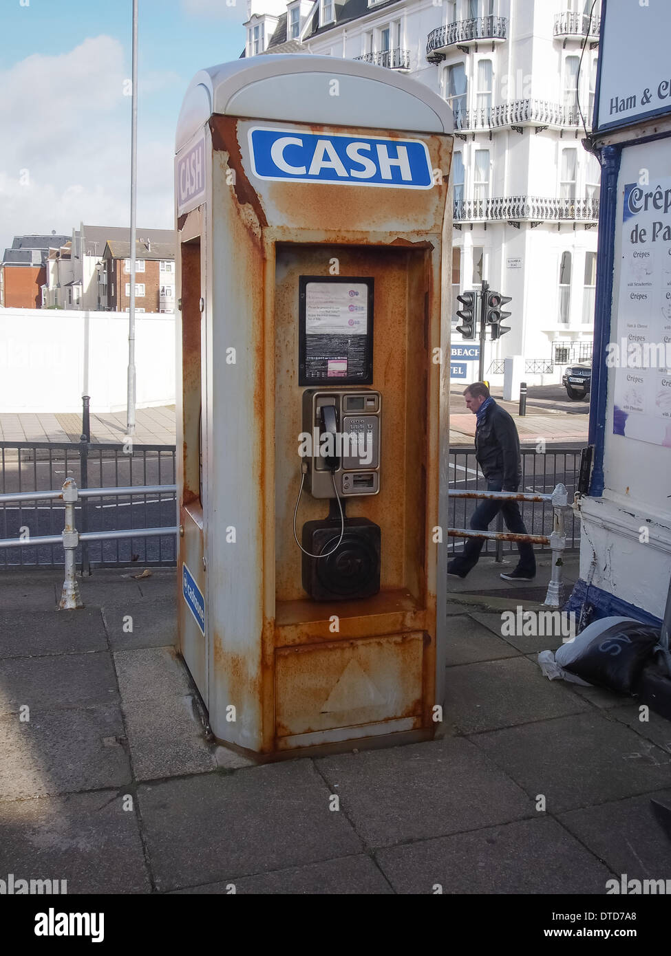 Portsmouth, Hampshire, England 15. Februar 2014. Nach Wochen der Regen und Wind stehen ein öffentliches Telefon und ATM angeschlagenen und Rost vor South Parade Pier, die durch das Unwetter beschädigt wurde. Bildnachweis: Simon Evans/Alamy Live News Stockfoto