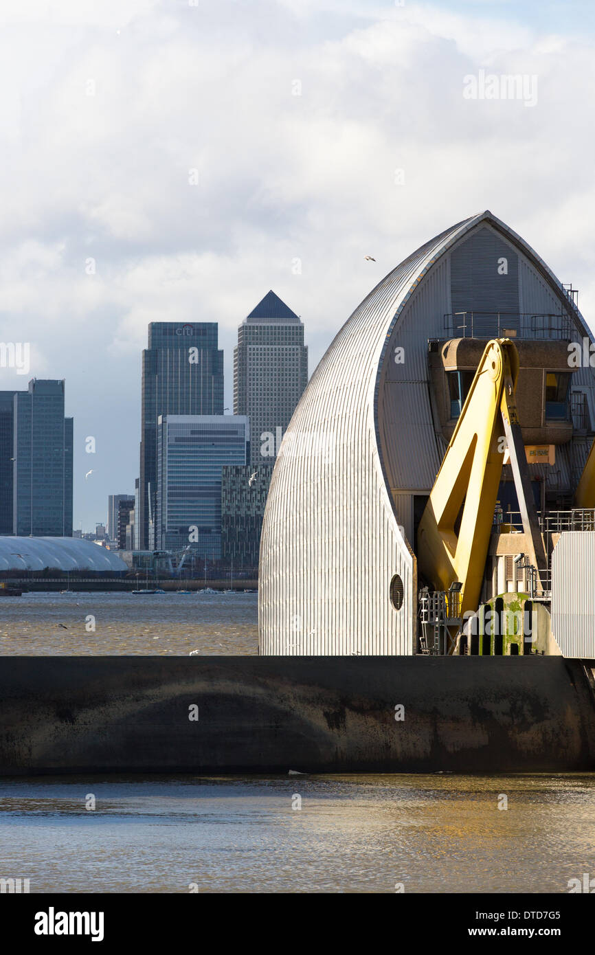 London, UK. 15. Februar 2014. Die Thames Barrier wurde heute wieder angehoben, um vorhergesagte Brandung schützen. Die Schließung eines 30 solcher Verschlüsse seit 6. Dezember 2013, ein Fünftel der gesamten Verschlüsse seit seiner Eröffnung im Jahr 1982 vertreten. Die Aktion wird in einem Versuch, Druck von einigen der schlimmsten Gegenden von jüngsten Überschwemmungen zwischen Kingston-upon-Thames in West London und Oxford getroffen genommen. Bildnachweis: Brendan Bell/Alamy Live-Nachrichten Stockfoto