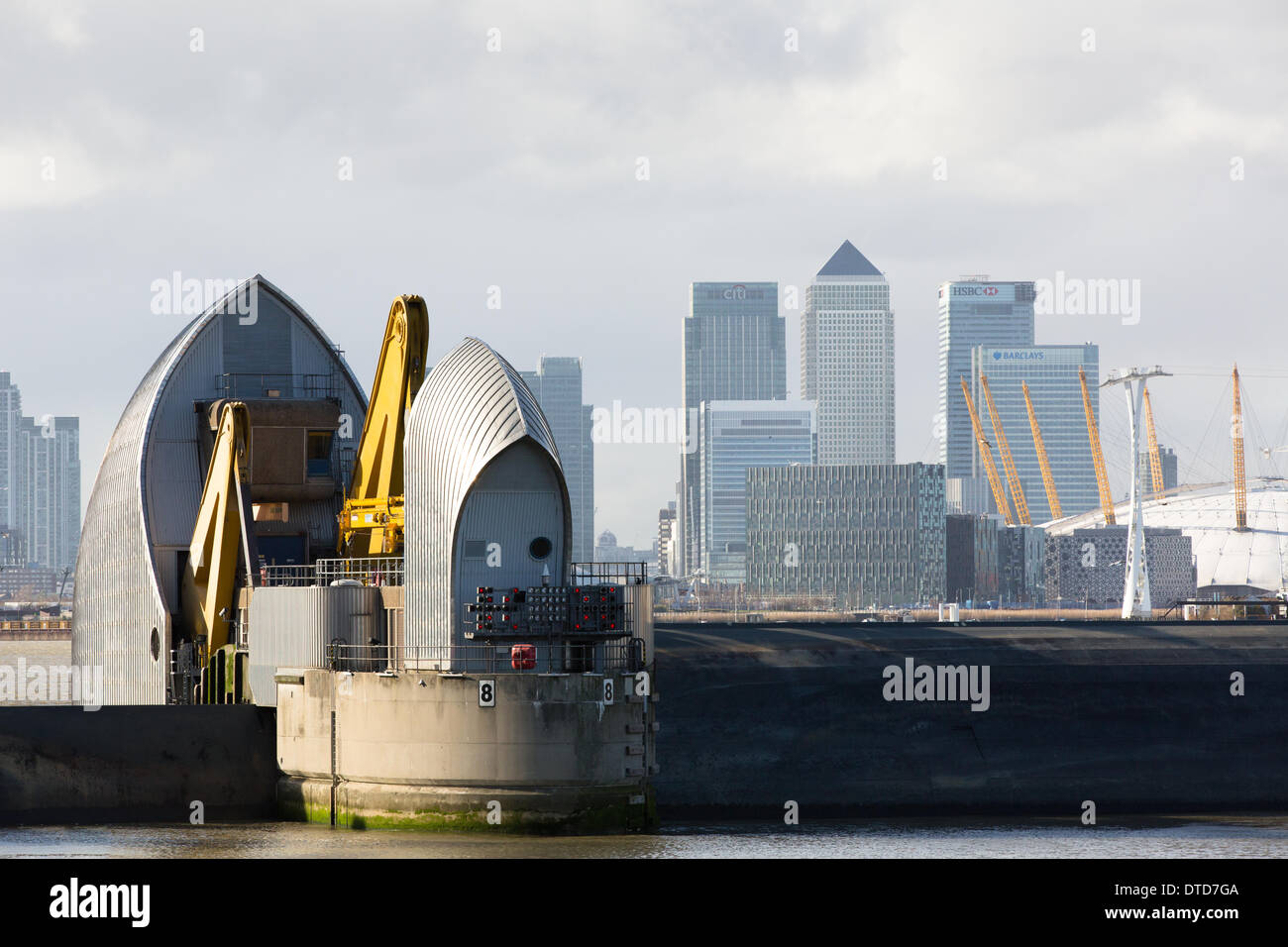 London, UK. 15. Februar 2014. Die Thames Barrier wurde heute wieder angehoben, um vorhergesagte Brandung schützen. Die Schließung eines 30 solcher Verschlüsse seit 6. Dezember 2013, ein Fünftel der gesamten Verschlüsse seit seiner Eröffnung im Jahr 1982 vertreten. Die Aktion wird in einem Versuch, Druck von einigen der schlimmsten Gegenden von jüngsten Überschwemmungen zwischen Kingston-upon-Thames in West London und Oxford getroffen genommen. Bildnachweis: Brendan Bell/Alamy Live-Nachrichten Stockfoto