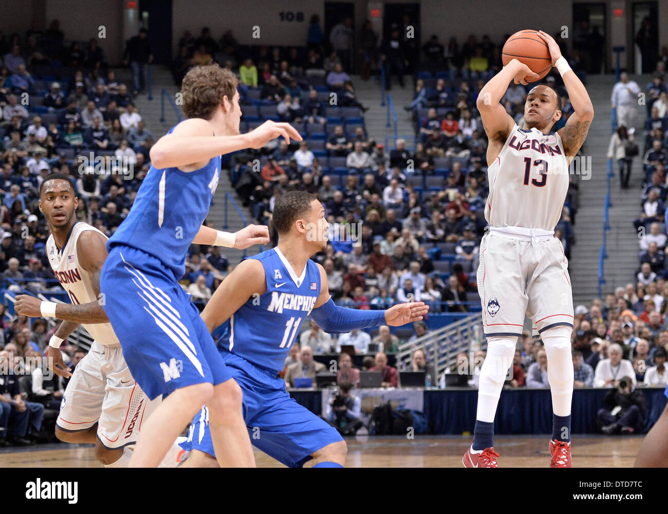 Hartford, CT, USA. 15. Februar 2014. Samstag, 15. Februar 2014: Connecticut Huskies Wache Shabazz Napier (13) schießt einen Dreipunkt erschossen vor Memphis Tigers schützen Michael Dixon Jr. (11) in der 1. Hälfte des NCAA-Basketball-Spiel zwischen Memphis und Connecticut im XL Center in Hartford, CT. Bill Shettle / Cal Sport Media. Bildnachweis: Csm/Alamy Live-Nachrichten Stockfoto