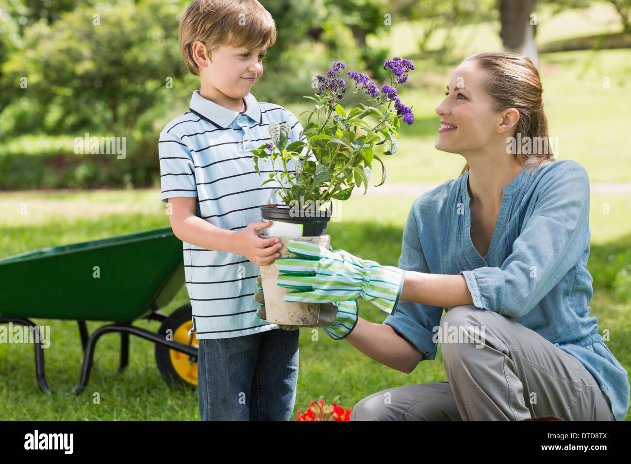 Mutter und Sohn im Garten Stockfoto