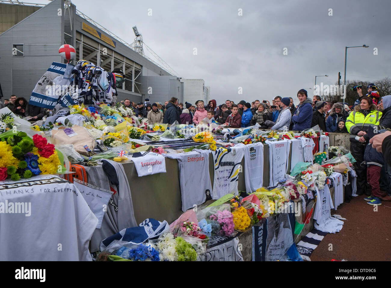 Fans zollen Tribut Sir Tom Finney bei Preston North End Deepdale Boden vor der League One Zusammenstoß mit Leyton Orient. Sir Tom Finney starb im Alter von 91 am Freitag, den 14. Februar. Stockfoto