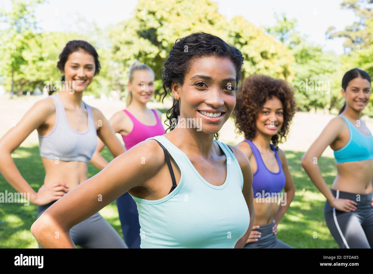 Selbstbewusste Frauen Gymnastik im park Stockfoto