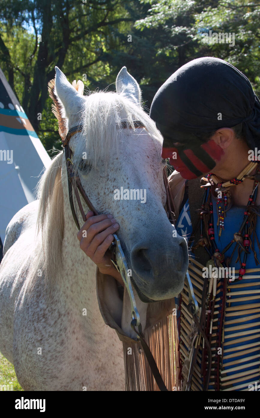 Ein Native American Indian Mann mit seinem Pferd Stockfoto