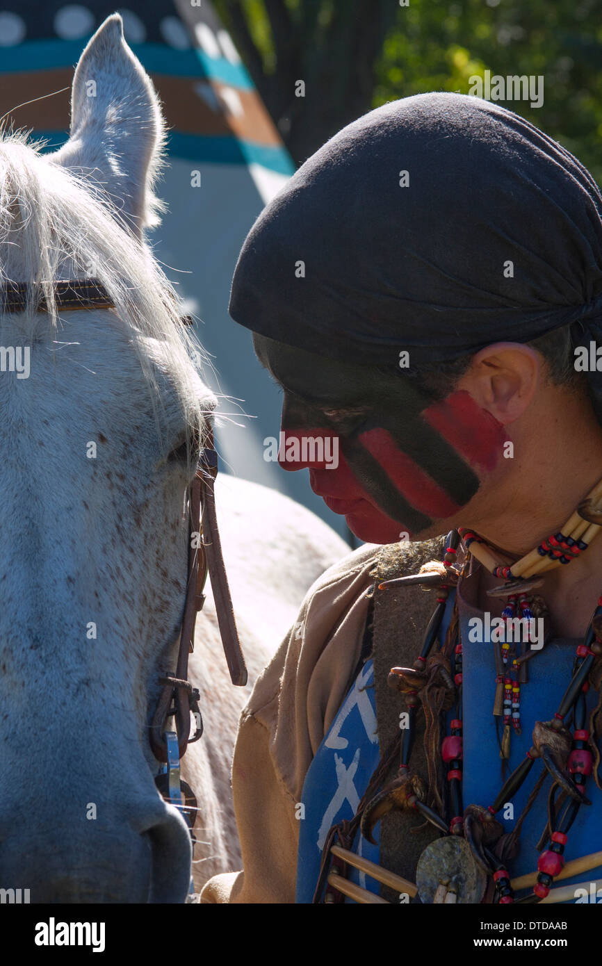 Ein Native American Indian Mann mit seinem Pferd Stockfoto