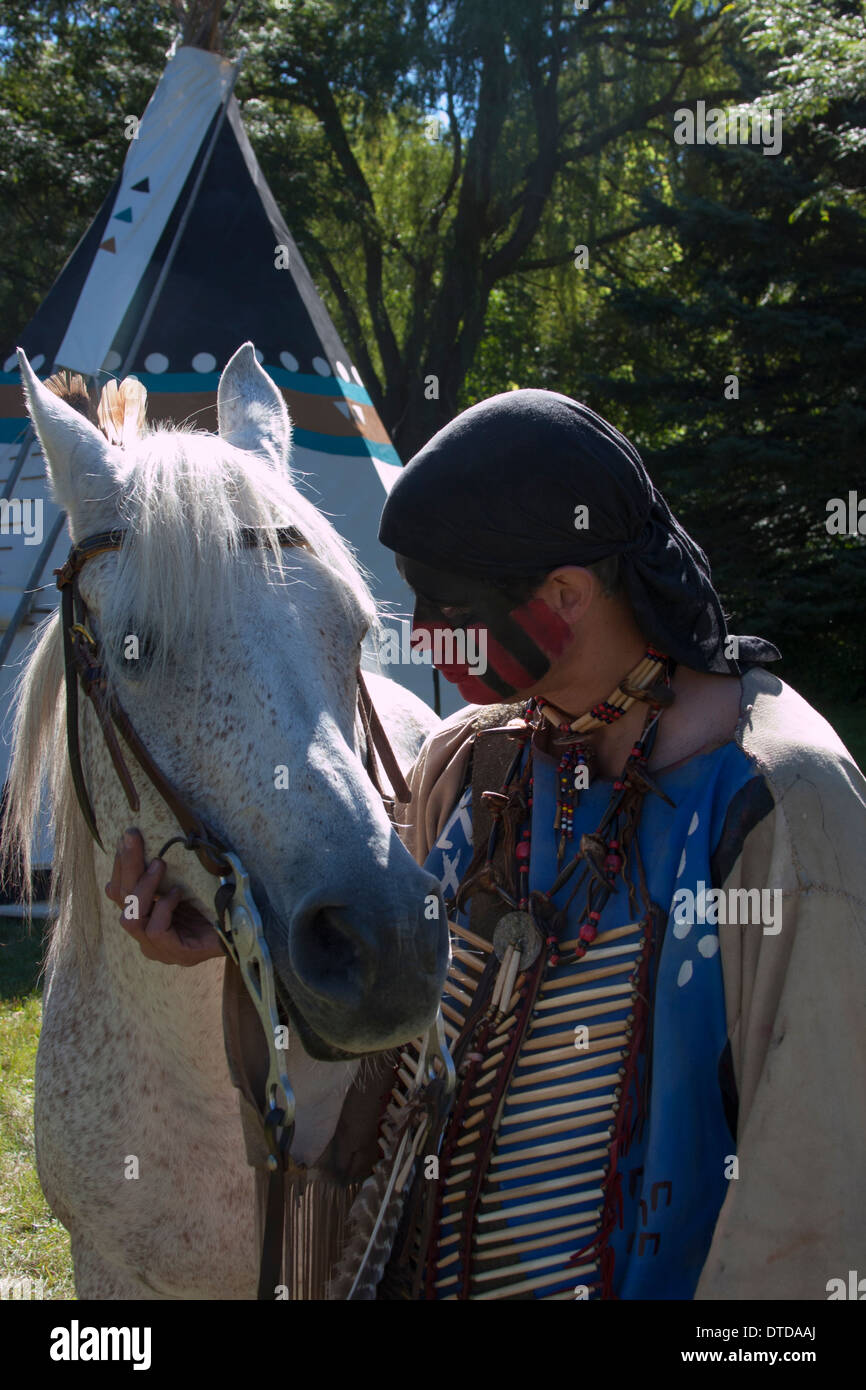 Ein Native American Indian Mann mit seinem Pferd Stockfoto