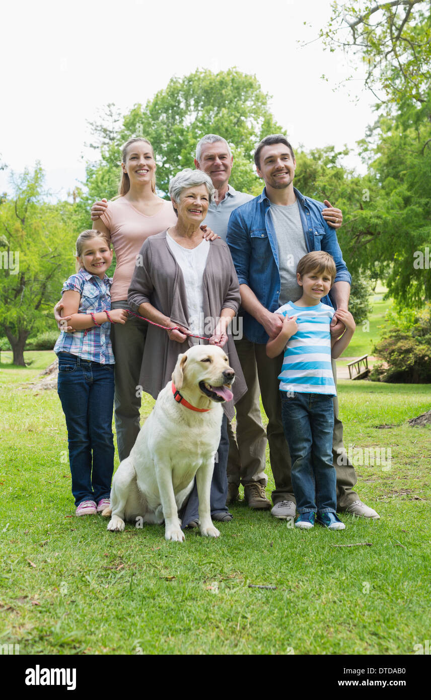 Glückliche Familie mit Hund im park Stockfoto