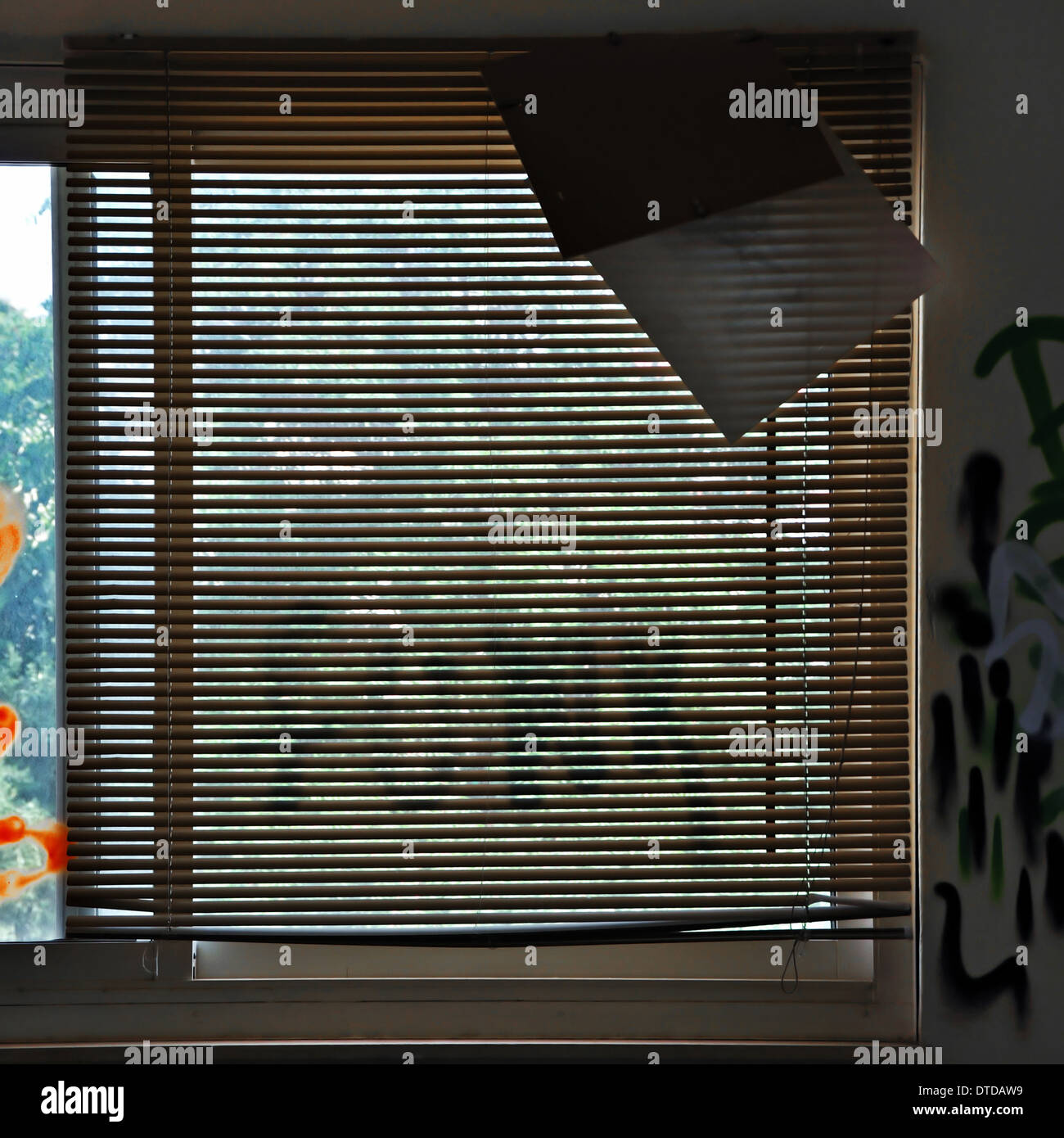 Fenster-Vorhänge und Graffiti an der Wand ein verlassenes Haus. Stockfoto