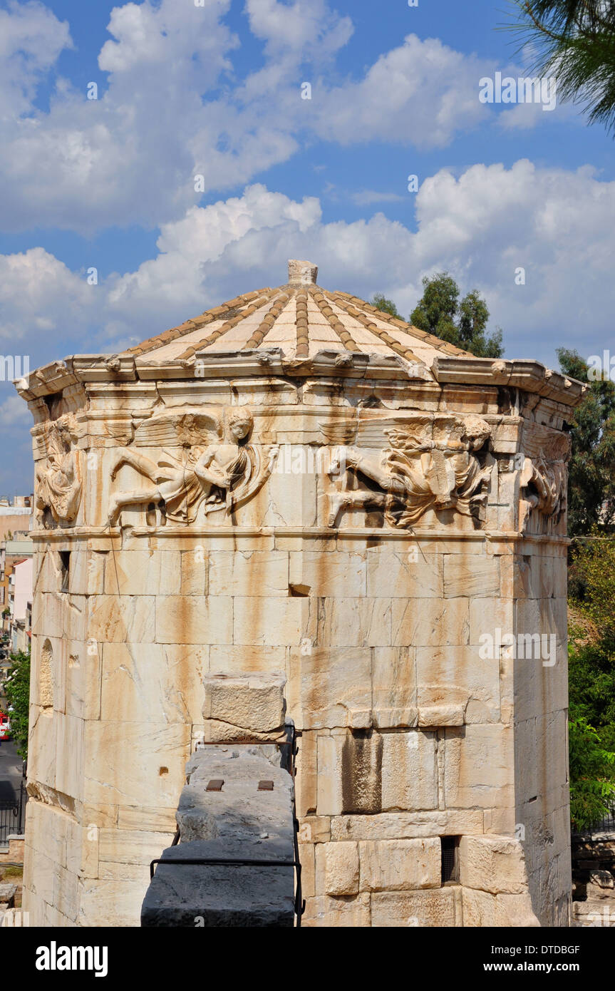 Turm der Winde alten Clocktower zur Überwachung von Wetter und Zeit später einer Kirche. Wind-Götter auf Marmor Fries, Athen. Stockfoto