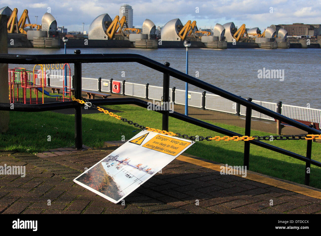 Samstag, 15. Februar geschlossen Londoner Thames Barrier während eines Wochenendes der Stürme. Winde gepeitscht bis Wellen auf dem Fluss wie der Umweltagentur Abschnitte des Flusses für Fußgänger in der Nähe der Barriere aus Angst vor Überschwemmungen geschlossen. Stockfoto