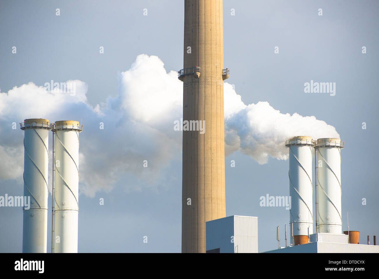 Rohre und Rauch bei Powerstation im Hafen von Rotterdam, Maasvlakte, Niederlande Stockfoto