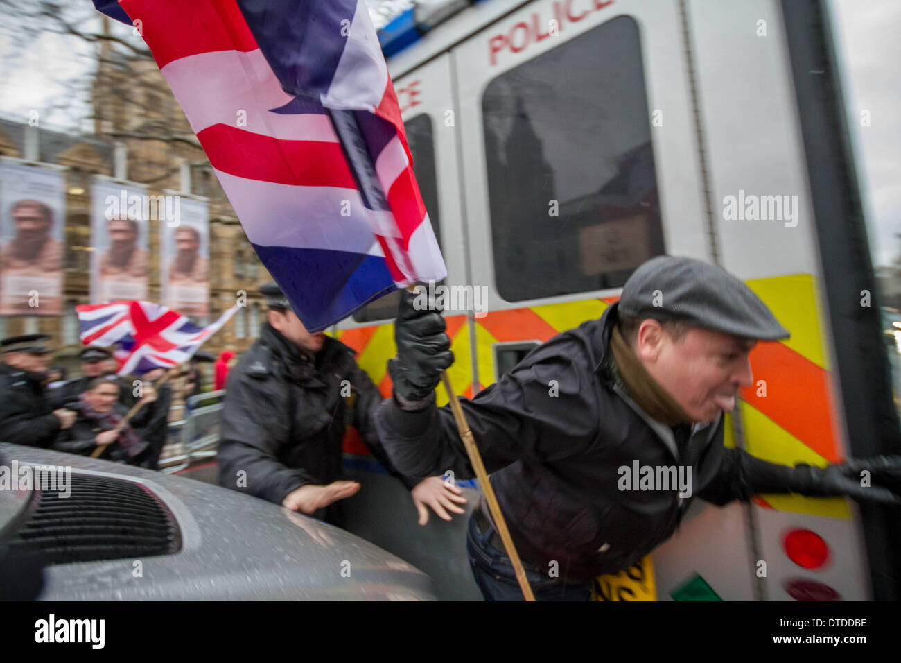 Großbritanniens erste radikale islamistische Counter Protest endet bei Zusammenstößen mit der Polizei in London Stockfoto