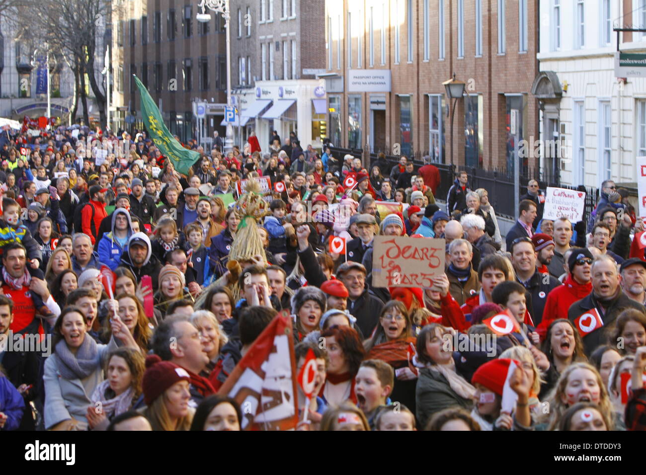 Dublin, Irland. 15. Februar 2014. Eine riesige Menschenmenge hat Molesworth Street außerhalb Dail Eireann (Irisches Parlament), erreicht, wo die Abschlusskundgebung stattfindet. Die irische Sprache und Gaeltacht Gemeinschaft marschierte eine Erhöhung der staatlichen Unterstützung für die irische Sprache auf der irischen Insel. Sie setzen sich für Iren auf dem gleichen Niveau wie Englisch für staatliche Leistungen zur Verfügung gestellt werden. Stockfoto